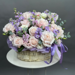 Композиция в корзине из французских роз и ароматных маттиол в Пущино