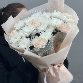 Букет из хризантем и диантусов пудра в Пущино
