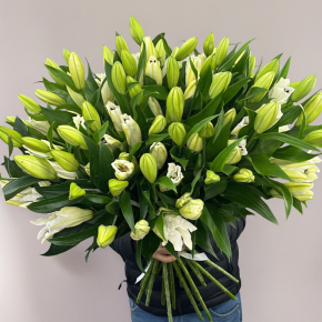 Объемный букет из 27 ароматных белых лилий в Пущино