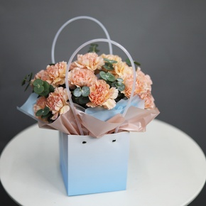 Стильная композиция в сумочке из диантусов и эвкалипта в Пущино