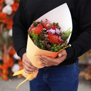 Букет "Капс" из лейко и экзотики в Пущино