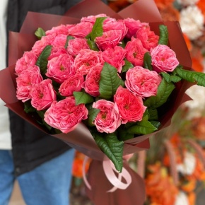 Букет из 25 махровых пионовидных роз Риджентс парк  (60 см) в Пущино