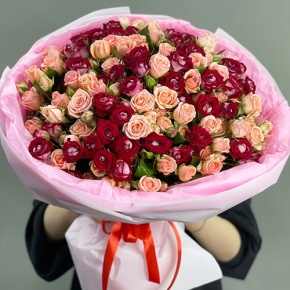 Букет "Рубиновый гранит" из 35 кустовых роз микс (50 см) в Пущино