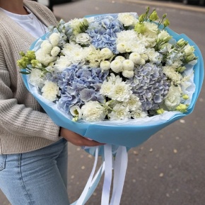 Букет "Голубые облака" из хризантемы, диантусов, Голландской гортензии, дельфиниума и эустомы в Пущино