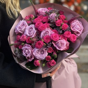 Букет "Малиновый вечер" из кустовых малиновых роз, вероники, лимониума и роз Меритим в Пущино