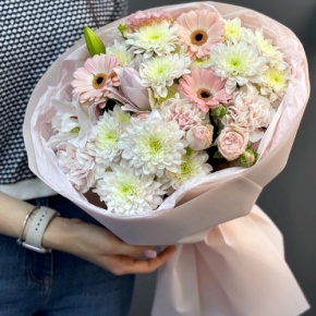 Букет "Дружба" из хризантемы, пионовидной лилии, гербер, диантусов и кустовых роз в Пущино