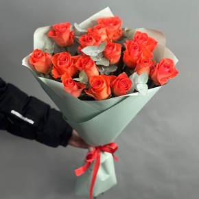 Букет из 15 морковных роз с эвкалиптом (50 см) в Пущино