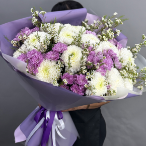 Букет "Лола" из хризантем Магнум, хамелациума и кустовых хризантем в Пущино