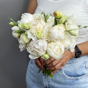 Свадебный букет из эустом и пионов в Пущино