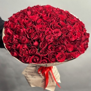 Букет 101 красная роза Кения в крафте (50 см) в Пущино