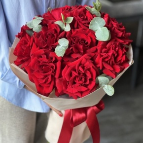 Букет "Красная пантера" из 13 роз Эквадор и эвкалипта в Пущино