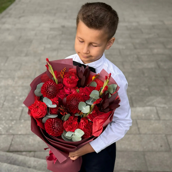 Букет с георгинами, розами и леукадендроном в Пущино