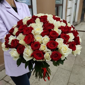 Букет из 101 красной и белой розы (50 см) в Пущино