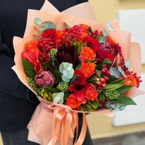 Букет "Красный закат" из калл, роз, калины, скиммии, гиперикума, сафари, гербер и капса в Пущино