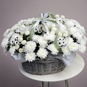 Композиция в корзине "Снежная лавина" из хризантем в Пущино