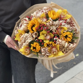 Букет "Биркин" из подсолнухов, орхидей, гиперикума, хризантем Виена в Пущино