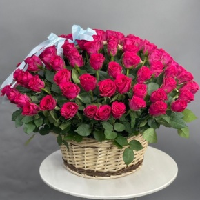 Композиция в корзине из 151 малиновой розы в Пущино