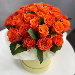 Композиция в шляпной коробке из 25 роз огненных роз в Пущино