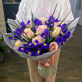 Букет из кремовых роз и ирисов в Пущино