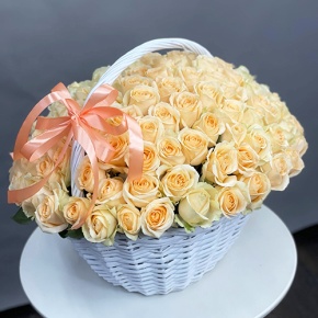 Композиция в корзине из 101 розы Аваланж (50 см) в Пущино