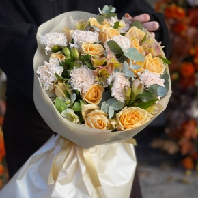 Букет "Пломбирный" из роз Аваланж, диантусов, альстромерий и эвкалипта в Пущино