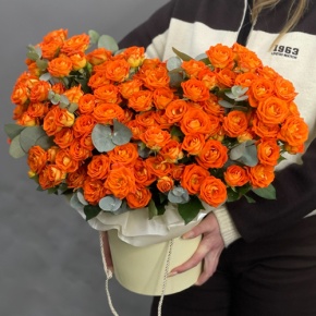 Композиция в шляпной коробке "Закат" из кустовых роз и эвкалипта в Пущино