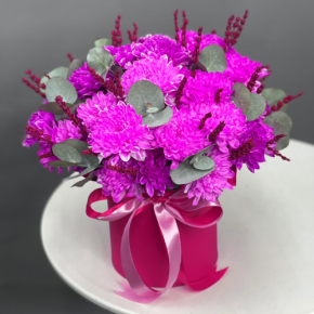 Композиция в шляпной коробке "Магия розового" из хризантем и лаванды в Пущино