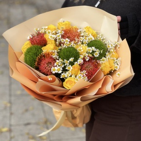 Букет "Зельда" из диантусов Lux, лимонных роз, лейко и ромашек в Пущино
