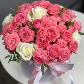 Композиция в шляпной коробке из белых и кустовых коралловых роз в Пущино