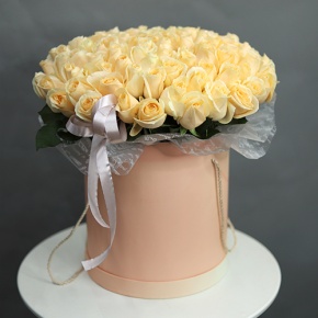 Композиция в шляпной коробке из 101 кремовой розы в Пущино