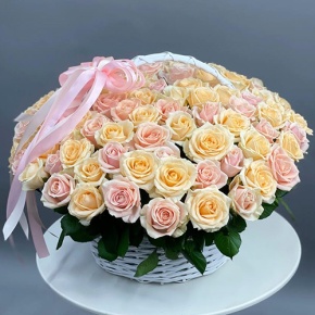 Композиция в корзине из 101 кремовой розы (40 см) в Пущино