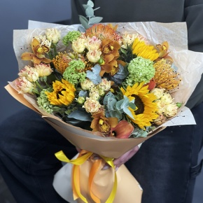 Букет "Сочиняй мечты" из подсолнухов, лейко, вибирнума, орхидей, калл, кустовых роз и талинума в Пущино