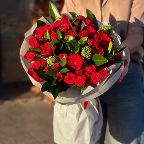 Букет "Всё возможно" из кустовых роз, скиммии, роз Эль Торо и рускуса в Пущино