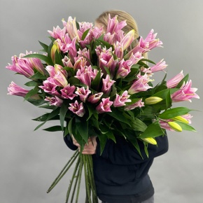Букет из 17 розовых лилий в Пущино