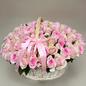 Композиция в корзине из 101 кенийской розы нежный микс (40 см) в Пущино