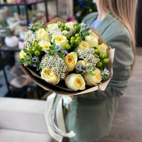 Букет "Мичиган" из пионовидных роз Баттеркап, озатамнуса, оксипеталума и гиперикума в Пущино