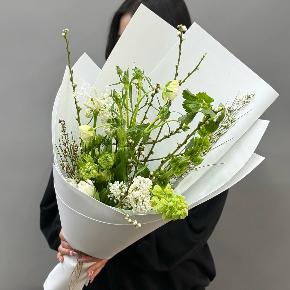 Белый букет с сиренью, ранункулюсами и тюльпанами в Пущино