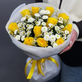 Букет "Синди" из лимонных роз, ромашек и хризантем сантини в Пущино