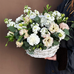 Композиция в корзине "Фея" из маттиол, диантусов, эустом и эвкалипта в Пущино