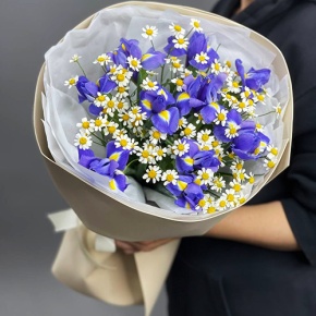 Букет из ирисов и ромашек в Пущино