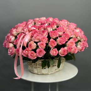Композиция в корзине из 101 розы Джумилия в Пущино