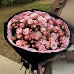 Букет из кустовых роз Бомбастик и гиперикума (50 см) в Пущино