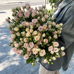 Букет из 31 кустовой розы микс (70 см) в Пущино