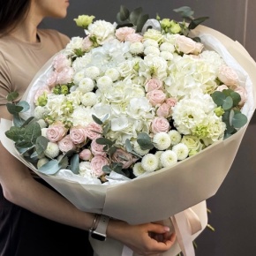Букет "Пастелла" из кустовых пионовидных роз, Голландской Гортензии, эустомы, хризантемы Ньютон и эвкалипта в Пущино