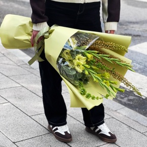 Букет "Нирвана" из гладиолусов, молюцеллы и эремуруса в Пущино