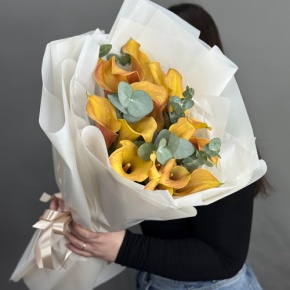 Букет из 17 оранжевых калл с эвкалиптом в Пущино