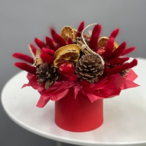 Композиция в шляпной коробке "Глинтвейн" из шишек, корицы и лагуруса в Пущино