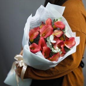 Букет из 17 нежных калл с эвкалиптом в Пущино