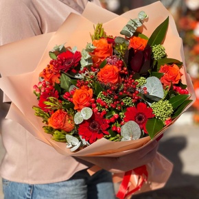 Букет "На заре" из роз, калины, скиммии, гиперикума, сафари, гербер и капса в Пущино