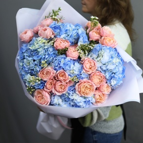 Букет "Тону в твоих глазах" из кустовых пионовидных роз Джульетта, хамелациума и гортензий в Пущино